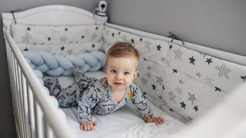 Tour de lit bébé : à partir de 6 mois, pas avant